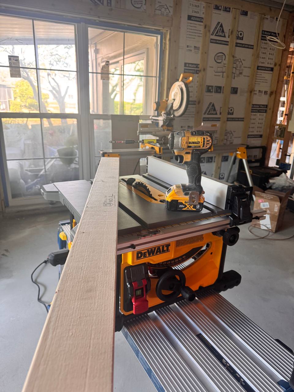 Jobsite workshop with table saw